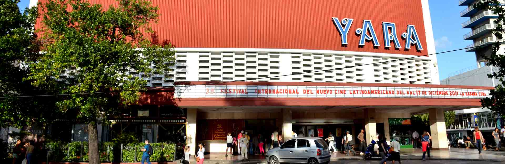 Vista del cine Yara en la Habana CubaTravel